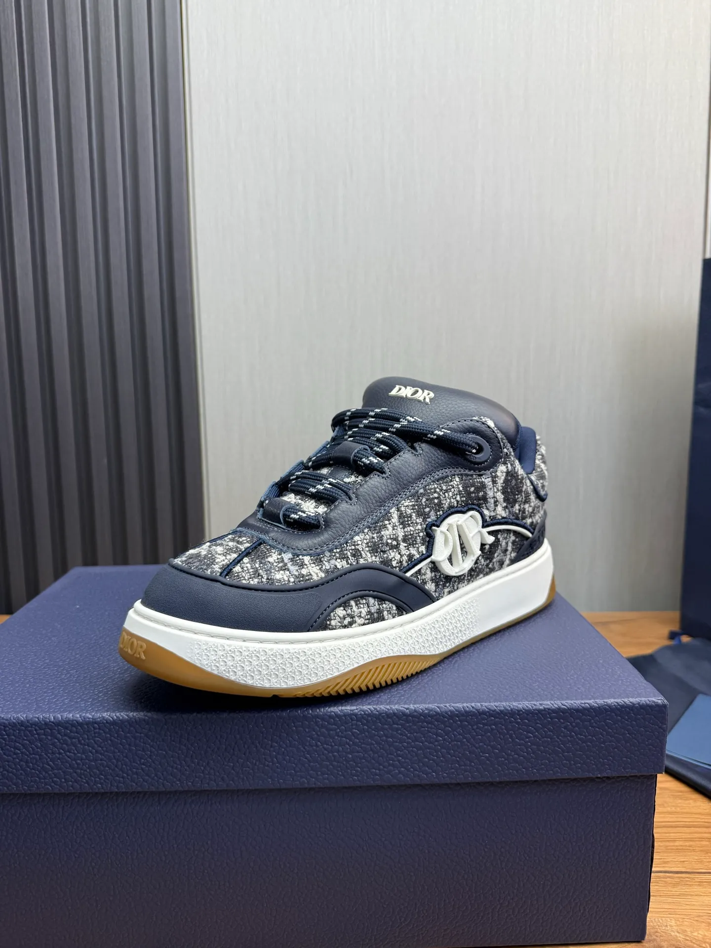 Men's shoes 💰800💰 Dior sneakers enrich the classic series with fashionable retro style. Carefully crafted, they can be paired with casual looks all year round. Dad Shoes style shoes that follow the trend of the retro market ▪️ Fabric: Original custom embroidered cowhide ▪️ Lining: Imported breathable mesh ▪️ Sole: Original molded non-slip outsole ▪️ Size: 38-45 (45 is custom-made and cannot be returned)